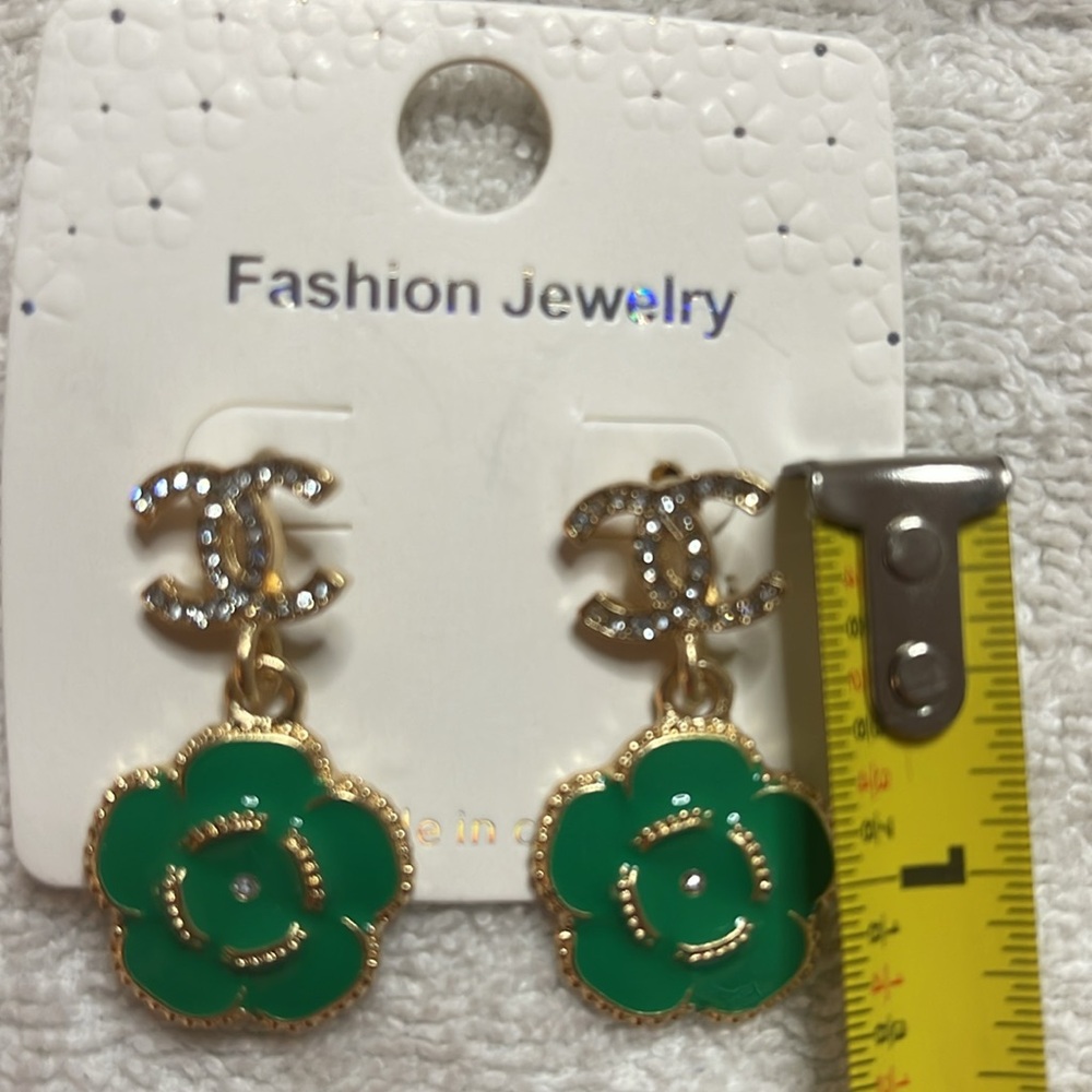 Fashion Jewelry Green Flower Earrings - Picture 2 of 2
